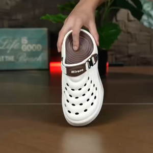 Mirano sandals Dép sục đế bằng quai hậu giày lỗ EVA siêu nhẹ thoáng khí thời trang dép xỏ ngón hai một.Chống Trượt Chống Nước Bền Giày Nửa Mũi Tròn Dép Đi Biển Sandal Đế Bằng Giày Cho Bé Trai Thoải Mái Mùa Hè Dùng Hàng Ngày Dễ Đi.