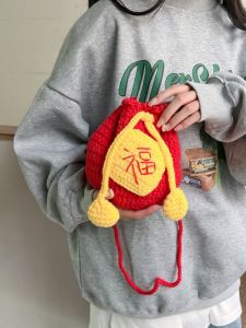 กระเป๋าถือถักสีแดงขนาดเล็ก 2024 ดีไซน์เด็ก เส้นใยโพลีเอสเตอร์ กระเป๋าสะพายข้างสำหรับผู้หญิง กระเป๋าถือทรงกลมแบบสะพายข้าง