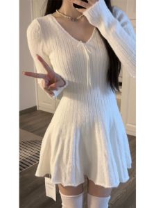 Váy Ngắn Xếp Ly Cổ Chữ V Màu Trắng Cho Nữ Mùa Thu Đông Váy Len Bó Sát Váy Ngắn Xếp Ly Cao Eo Cho Nữ