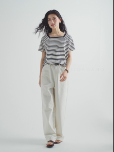 GIORDANO ผู้หญิง เสื้อยืดลายทางตัดกัน คอเหลี่ยม แขนสั้น แขนเรกแลน เสื้อยืดแฟชั่นเรียบง่าย ลำลอง 13325215