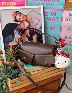 กระเป๋าYUNABEE 33619# กระเป๋าแบรนด์แท้💕 ขนาด10นิ้ว ทรง Baguette Bag ดีเทลกระเป๋าPUเนื้อดีทรงขนมปังฝรั่งเศสและเพิ่มดีเทลตกแต่งด้านหน้าและกระเป๋าด้านข้างDesignสไตล์มินิมอลสวยสุดหรู ด้านในเรียบหรูสุดๆ จะถือหิ้วสะพายไหล่ หรือครอสบอดี้ก็ลงตัว