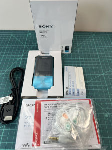 โซนี่วอล์คแมน S Series 16GB NW-S315: เครื่องเล่น MP3 52ชั่วโมงรวมหูฟังและเป็นเทคโนโลยีบลูทูธ 2017 รุ่นสีน้ำเงิน