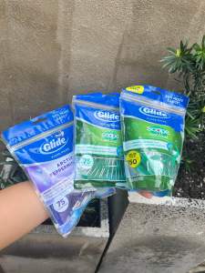 Tăm chỉ kẽ răng hiệu Oral-B Glide Scope Outlast hương bạc hà nhập Mỹ gói 75 cây.