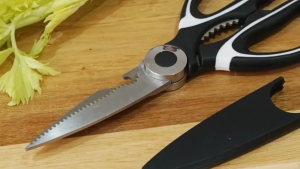 กรรไกรอเนกประสงค์ ด้ามจับสามารถแขวนได้ ประหยัดพื้นที่ในการจัดเก็บ มีปลอกหุ้มกรรไกร ปลอดภัยต่อเด็ก สัตว์เลี้ยง