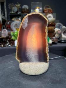 natural Agate table lamp 💯天然玛瑙聚财灯(幸福灯) 全天然玛瑙原石原矿 黄幽灵花边 玛瑙蓝紫靛色 中间白水晶结晶  包括附送🆓厚实陶瓷底座灯(底座灯纹路随机发)  👇🏻Agate👇🏻 玛瑙高H: 14cm  宽W: 10x11cm  净重WEIGHT: 1.85kg  👇🏻total agate +lamp👇🏻 整体高H: 17.5cm  底座宽W: 10cm  总重WEIGHT: 2.45kg