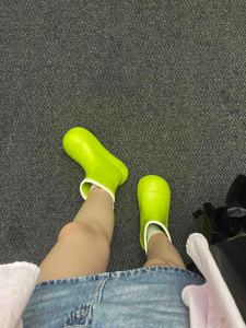 รองเท้าบูทกันฝนผู้หญิง ฤดูร้อนปี 2024 สไตล์ใหม่ กันน้ำ หุ้มข้อครึ่งแข้ง รองเท้าบูทกลางน่องแบบสวมสบายสำหรับเด็กและคุณพ่อคุณแม่