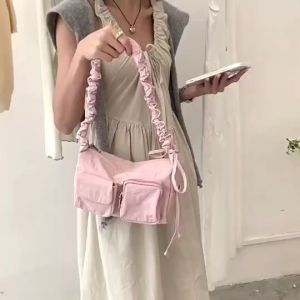 กระเป๋าสะพายข้างทรงเหลี่ยมเเต่งกระเป๋าด้านหน้า 2 ช่องสายปรับสั้นยาวได้ งานผ้านิ่มสไตส์เกาหลี มีให้เลือกถึง 6 สี ผ้านิ่มดีไซส์เก๋