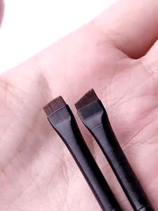 Kuas Alis & Eyeliner Tipis: Tips dan Cara Penggunaan