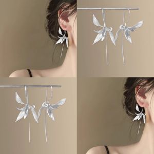 ต่างหู Orchid จีนใหม่สำหรับผู้หญิง ดีไซน์เรียบง่ายหรูหรา เครื่องประดับหูแบบใหม่ในช่วงฤดูใบไม้ร่วงปี 2025 ที่ให้ความรู้สึกเย็นๆ