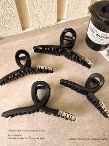 กิ๊บติดผมลายตัวอักษรสุดหรูหราสีดำ ขนาดใหญ่ กิ๊บติดผมสไตล์เกาหลีสำหรับผู้หญิง รุ่นใหม่ปี 2024 ช่วงต้นฤดูใบไม้ผลิ