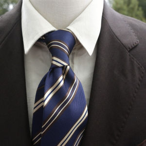 ลำลอง เนคไทลายทางสีน้ําตาลน้ําเงิน สีเขียว และสีส้มสําหรับผู้ชายและผู้หญิง เหมาะสําหรับทํางาน การถ่ายภาพ งานแต่งงาน และธุรกิจ
