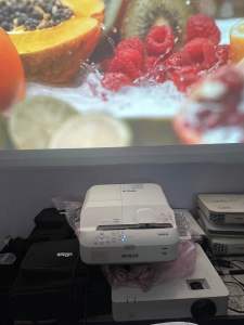 Máy chiếu siêu gần Epson EB-685WT có chức năng tương tác và cảm ứng chuột