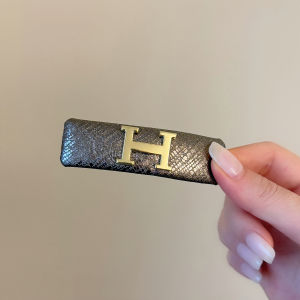 Luxurious Gold Label Leather H Letter Hair Clips Womens 2025 New High-End French Style Simple Versatile Bangs Hair Accessories
