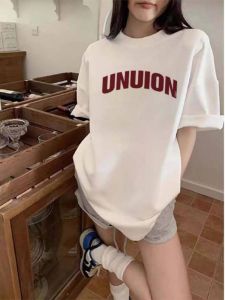 เสื้อยืดแขนสั้นผ้าฝ้ายแท้สีขาว ทรงหลวม สไตล์หวานและเผ็ดร้อน เสื้อตัวบนแฟชั่นฤดูร้อนสำหรับผู้หญิง ฤดูใบไม้ผลิ 2025