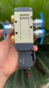 Rơ le cài hơi điện 21v-26v chuyển tầng cài cầu ren 16m-1.5 rơ le điện tử 3 lỗ mã sản phẩm 37540050040