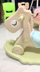 ม้าโยกเด็ก 2in1 เหมาะสมสำหรับเด็กอายุ 1-5 ปี การปรับแต่งสามารถทำได้ 2 แบบ ม้าโยก ขา และ ม้าโยกเยกเด็ก รถลากม้า