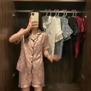 ชุดนอนผู้หญิง ชุดนอนกางเกง ชุดนอนขาสั้น ชุดนอนซาติน ลายตารางหมากรุก