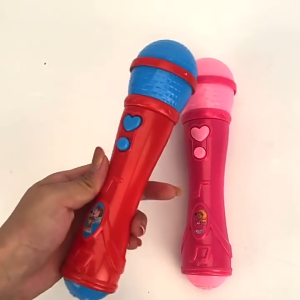 Mainan mikrofon nirkabel untuk anak-anak untuk bernyanyi dan meniru sebagai pembawa acara kecil dari plastik yang sangat mirip.