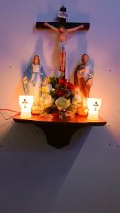 BỘ BÀN THỜ THIÊN CHÚA CÔNG GIÁO MINI TƯỢNG MẸ THÁNH 30CM THÁNH GIÁ CHÚA 40CM KỆ THỜ GỖ NGANG 40x25(CM) ĐÈN LY THỦY TINH 10CM (NHIỀU MÀU)