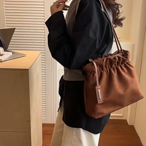 SEA YADOU  กระเป๋าสะพายไหล่แฟชั่นใหม่กระเป๋าแนวทแยงสไตล์ตะวันตกยอดนิยมในปีนี้กระเป๋าทรงจีบแบบเรียบง่ายสำหรับผู้หญิง