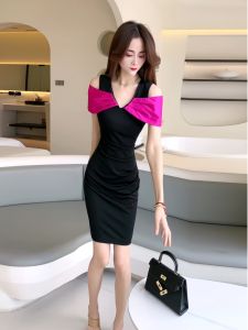 ชุดเดรสคอวีแขนกุดเอวสูงทรงเอเข้ารูปสีตัดกันสำหรับผู้หญิงวัย 18-29 ปี ฤดูร้อน 2024 ชุดเดรสยาวปานกลางสไตล์เกาหลี