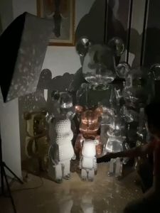 กระปุกออมสินหมีตั้งโชว์ติดกระจกดิสโก้ ขนาด 80/50ซม. ประดับตกแต่งบ้าน ด้านหลังมีช่องสำหรับหยอดเหรียญ