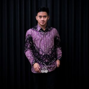 BAJU KEMEJA BATIK PRIA LENGAN PANJANG AYAH DAN ANAK LAKI LAKI LENGAN PANJANG WARNA LILAC TERBARU UMUR 2-12 TAHUN KAIN KATUN