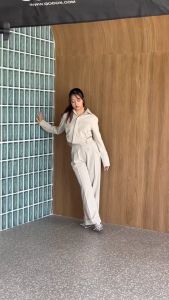 (สินค้าพร้อมส่ง) Flummer - Scrunchy Crop Shirt เสื้อเชิ้ตแขนยาวทรงครอป ดีเทลเว้าด้านข้าง