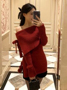 เสื้อสเวตเตอร์ถักคอวีแขนยาวผู้หญิงสีแดง ทรงเข้ารูป ทรงเข้ารูป แขนยาว ปกติ ฤดูใบไม้ร่วง 2024 เสื้อชั้นในสีพื้น