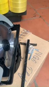 Máy cưa đĩaMáy cắt gỗ Makita động cơ bằng đồng 100 % tặng kèm lưỡi cắt+chổi than