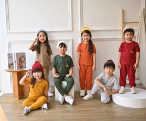 Stelan kaos jogger panjang KIANO anak perempuan dan laki-laki baju setelan anak cewe&cowo kiano motif polos kacing di dada terbaru dan murah