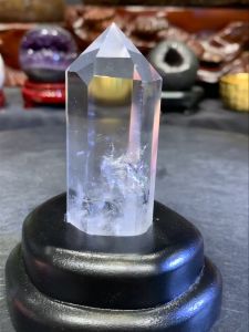 clear quartz crystal 净体白水晶六角柱💯 柱里冰纹像个“彩光蝴蝶🦋”🌈  🆓附送特制底座  白水晶高raw height: 8.5cm  宽raw width: 3.2x2.5cm  重weight: 115g 含底座高total height: 10cm  底座宽total width: 8.5x7cm  总重total weight: 200g