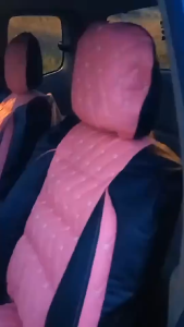 ชุดหุ้มเบาะ สวมทับเต็มตัว Free Size ชุดคู่หน้า หนานุ่มเป็นพิเศษด้วยใยสังเคราะห์คุณภาพดี [ สีดำ - ชมพู ]  เบาะรถยนต์ รถยนต์ เบาะหุ้ม หุ้มเบาะรถยนต์ เข้ารูป สวมทับเต็มตัว หุ้มเต็มตัว ฟรีไซส์ มีกระเป๋าเก็บของหลังเบาะ หนังเกรด AAA