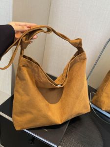 กระเป๋าถือทรงถุง Tote Bag สำหรับผู้หญิง กระเป๋าสะพายข้างแบบสะพายไหล่เดียว กระเป๋าใต้วงแขนสไตล์ย้อนยุคแบบด้าน 2024 ฤดูใบไม้ร่วง กระเป๋าถือทรงถุง PU วัสดุอื่นๆ