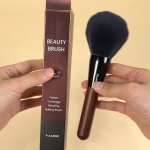 MAANGE Single Professional Loose Powder Brush Large Size Fluffy Bristles Do Not Absorb Powder Wooden Handle Suitable For All Skin Types