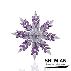 Elegant Snowflake Brooch Pin for Women Sparkling Micro-Paved Zirconium Stone High-End Jacket Coat Accessory Fashionable Trendy