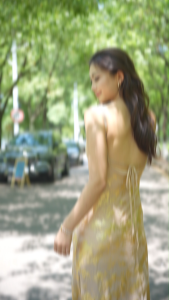 8881 ชุดเดรสลูกไม้เปิดหลัง สายเดี่ยว สีทอง เซ็กซี่ กระโปรงยาว เอวเข้ารูป กระโปรงสะโพก