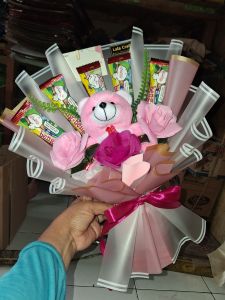 Buket boneka wisuda plus bengbeng/buket wisuda/ buket coklat bengbeng buket bunga Buket boneka wisuda buket ulang tahun/ hadiah/ kado