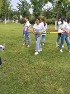 Games Rainbow Running Kindergarten dan Tug Of War Stretchy Band: Meningkatkan Kerjasama Banyak Orang dalam Outdoor Games