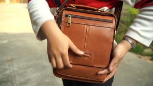 กระเป๋าสะพายหนังแท้ แนวตั้ง ใบใหญ่ กระเป๋าสะพายข้างผู้ชาย Leather bag หนังวัว 100%