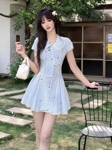 ชุดเดรสแขนพองลายจุดคอตตอนสไตล์หวานฤดูร้อนปี 2025 กระโปรงสั้นผูกโบว์ผ้าฝ้ายโพลีเอสเตอร์เอวสูงทรงเอ