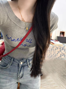 เสื้อยืดแขนสั้นผู้หญิงสไตล์เกาหลีช่วงไหล่สีเทา ทรงสลิมฟิต ดีไซน์ถัก เสื้อตัวบนคอวี แฟชั่นฤดูร้อน ผ้าฝ้ายผสมโพลีเอสเตอร์