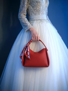 กระเป๋าผู้หญิงสำหรับงานแต่งงาน ความจุขนาดใหญ่ สายสะพายไหล่กว้าง สีแดง กระเป๋าสะพายไหล่แบบหนัง PU ทรงสี่เหลี่ยมแบน