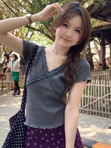 Áo Thun Nữ Cổ Chữ V Tay Ngắn Màu Xám Thiết Kế Mới 2024 Ôm Eo Dáng Ôm Thời Trang Mùa Hè Áo Thun Ngắn