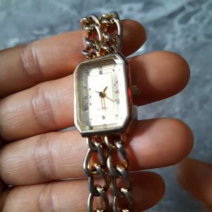 Đồng hồ nữ cộc số la mã mặt hìnhchữ nhật dạng lăc đeo tay second hand- đã qua sử dụng