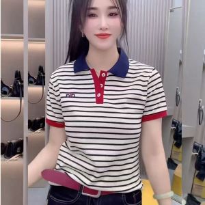 เสื้อยืดคอโปโลแขนสั้นผู้หญิง ทรงสลิมฟิต ลายทาง ปักตัวอักษร สีบล็อก ทรงเข้ารูป แขนสั้น ฤดูร้อน 2025 เสื้อผ้าทำงานสไตล์เกาหลี