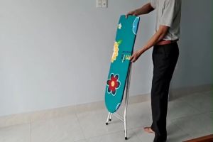 Bàn để ủi quần áo/Cầu là quần áo/bàn đứng ủi đồ kiểu đứng chân gấp gọn/Mầu ngẫu nhiên