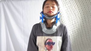 Đai hơi kéo dãn cột sống cổ C03. Công nghệ sưởi ấm hồng ngoại kết hợp kéo dãn cố định giúp giảm đau cổ vai gáy hiệu quả