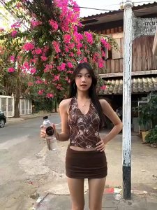 KimiB 🤎พร้อมส่ง🤎เสื้อคล้องคอผู้หญิง เสื้อผูกคอโชว์หลัง ลายดอกไม้ สีน้ำตาล เว้าอก สไตล์สาวแซ่บ เซ็กซี่แฟชั่นY2K ชุดไปเที่ยว