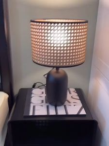 สไตล์วาบิลมหวายสานโคมไฟตั้งโต๊ะสีอังกฤษ สร้างสรรค์ไม้ไผ่ สไตล์อเมริกันวินเทจ ห้องนั่งเล่นตกแต่งโคมไฟตั้งโต๊ะ โคมไฟข้างเตียง คุณภาพสูง 200 วิตามิน